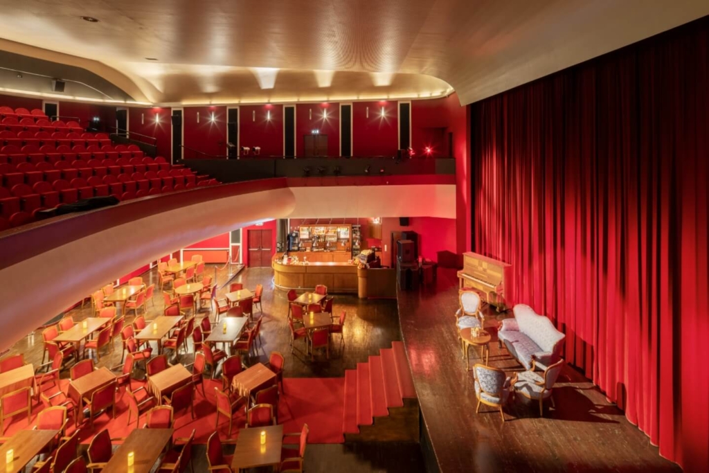 Scena kina wraz z widownią, zdjęcie wykonane balkonu