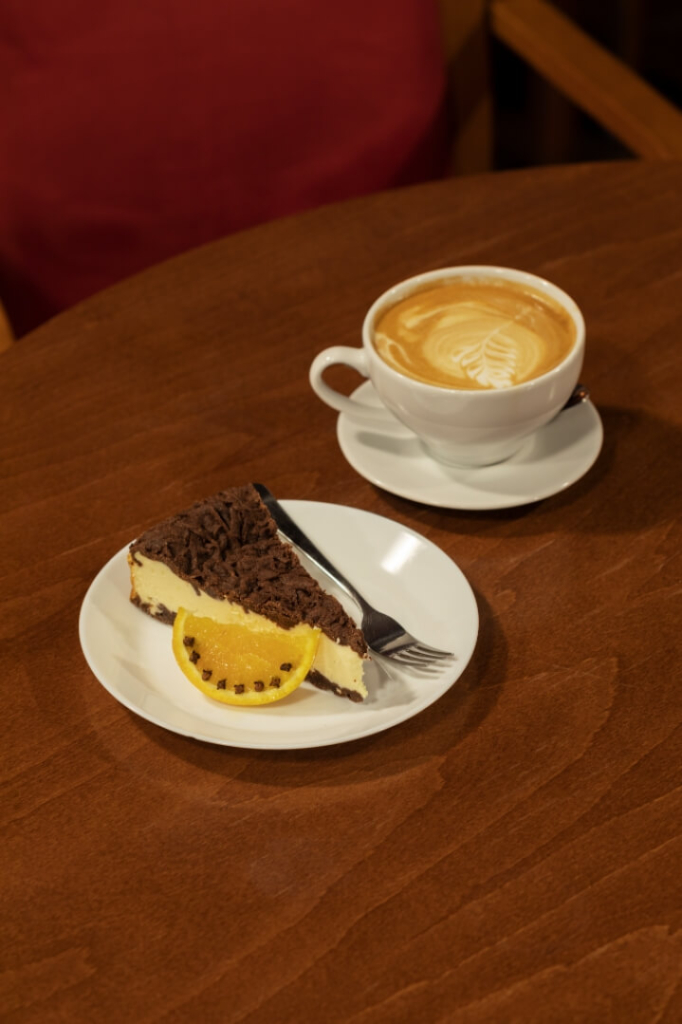 Filiżanka z kawą i sernikiem na talerzyku