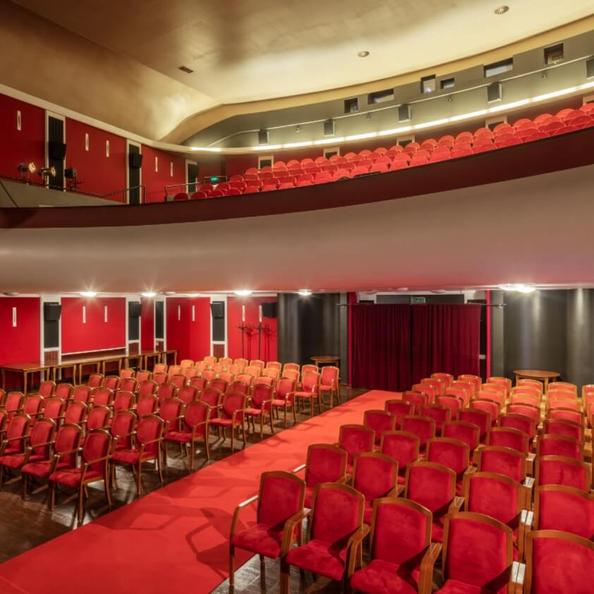 Parter kina z krzesłami poukładanymi w rzędach