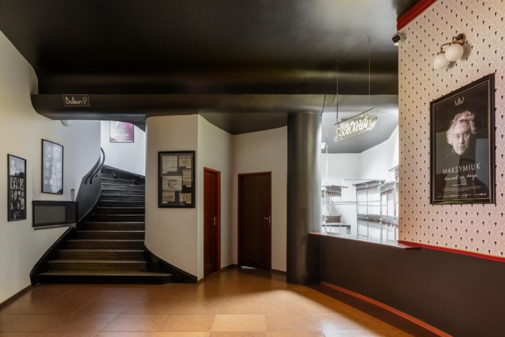 Wnętrze kina z klatką schodową i szatnią na ubrania