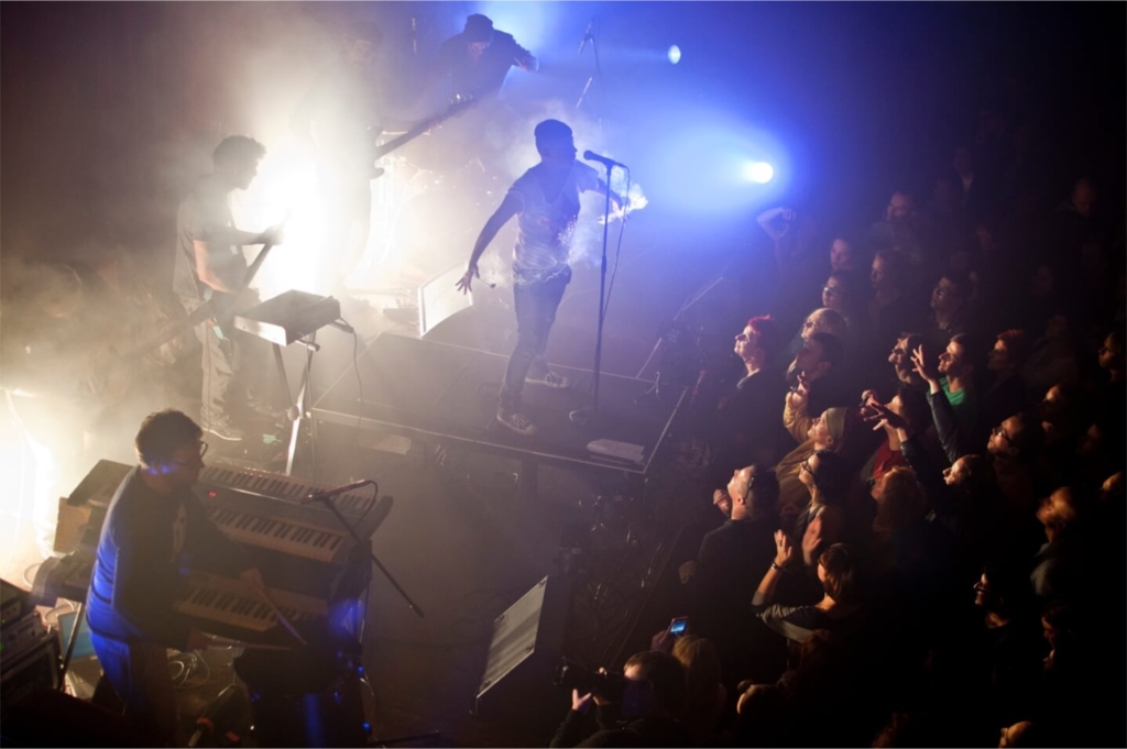 Zespół muzyczny na scenie kina