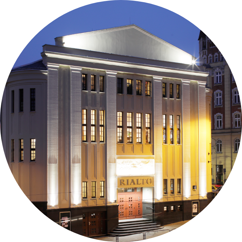 Budynek kina Rialto podświetlony przód budynku, Do wejście prowadzą schody, wejście znajduje się od ulicy