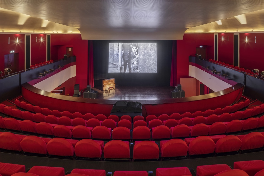 Balkon z fotelami w pięciu rzędach