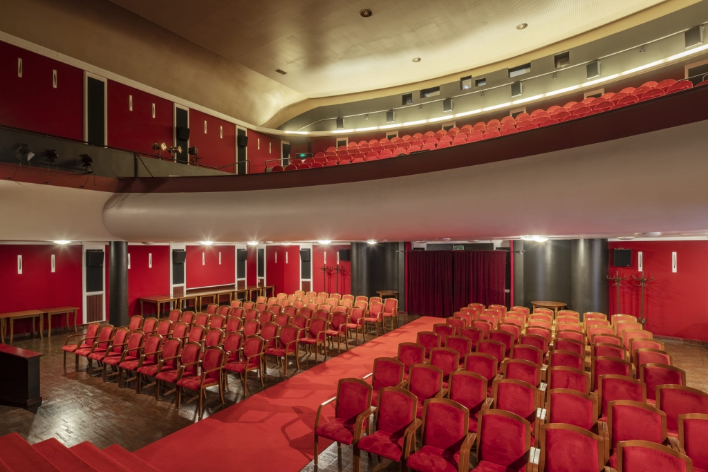 Sala kinowa z krzesłami