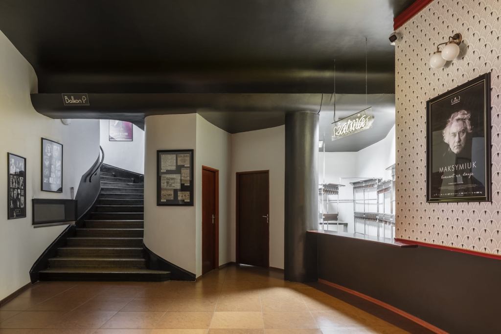 Wnętrze kina z klatką schodową i szatnią na ubrania