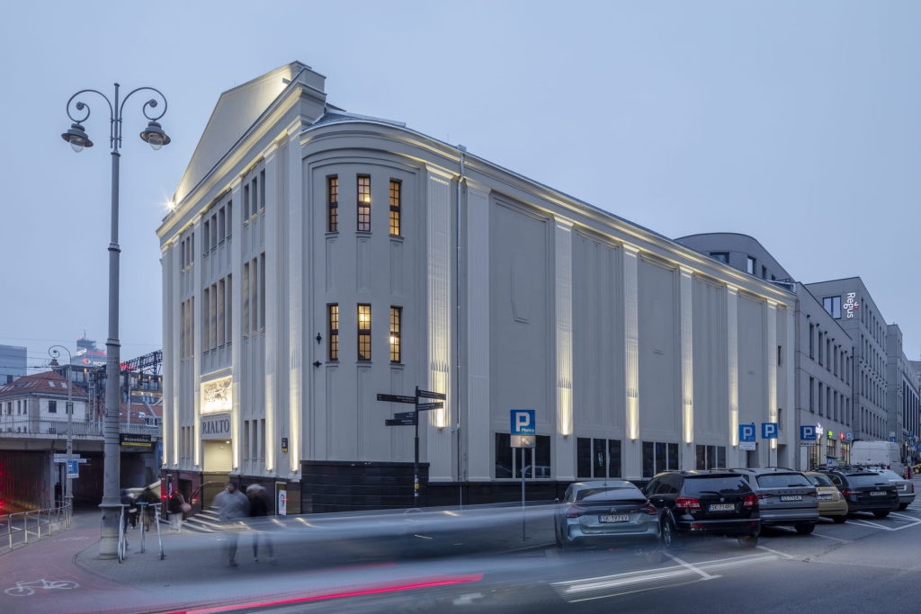 Budynek Kina Rialto od strony parkingu