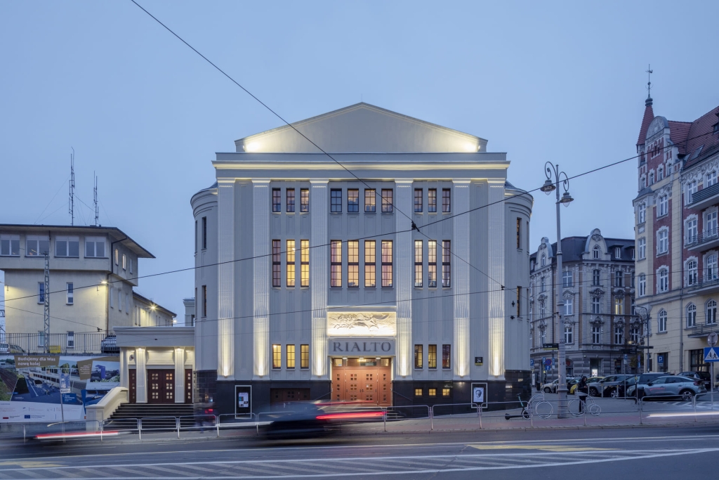 Budynek Kina Rialto od strony ulicy