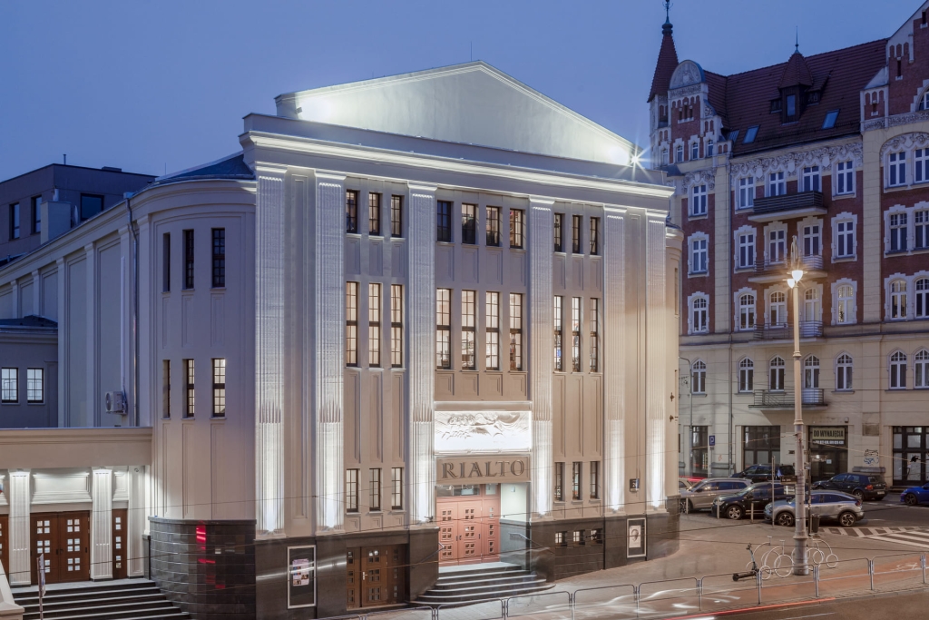 Budynek Kina Rialto od strony ulicy