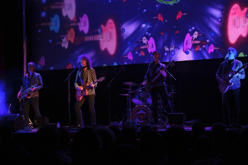 Scena kina z zespołem muzycznym na środku